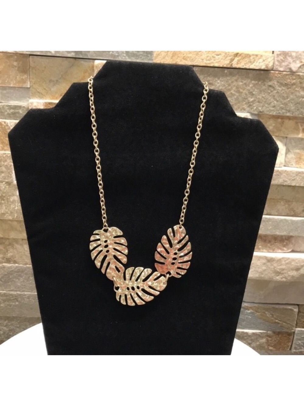 💎💎💎Canvas Leaf Goldtone Pendant Necklace